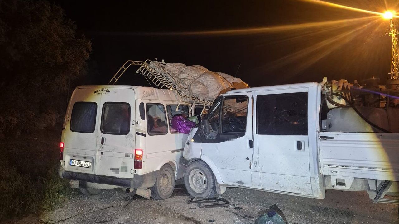 Kamyonet ile minibüs çarpıştı: 7 yaralı