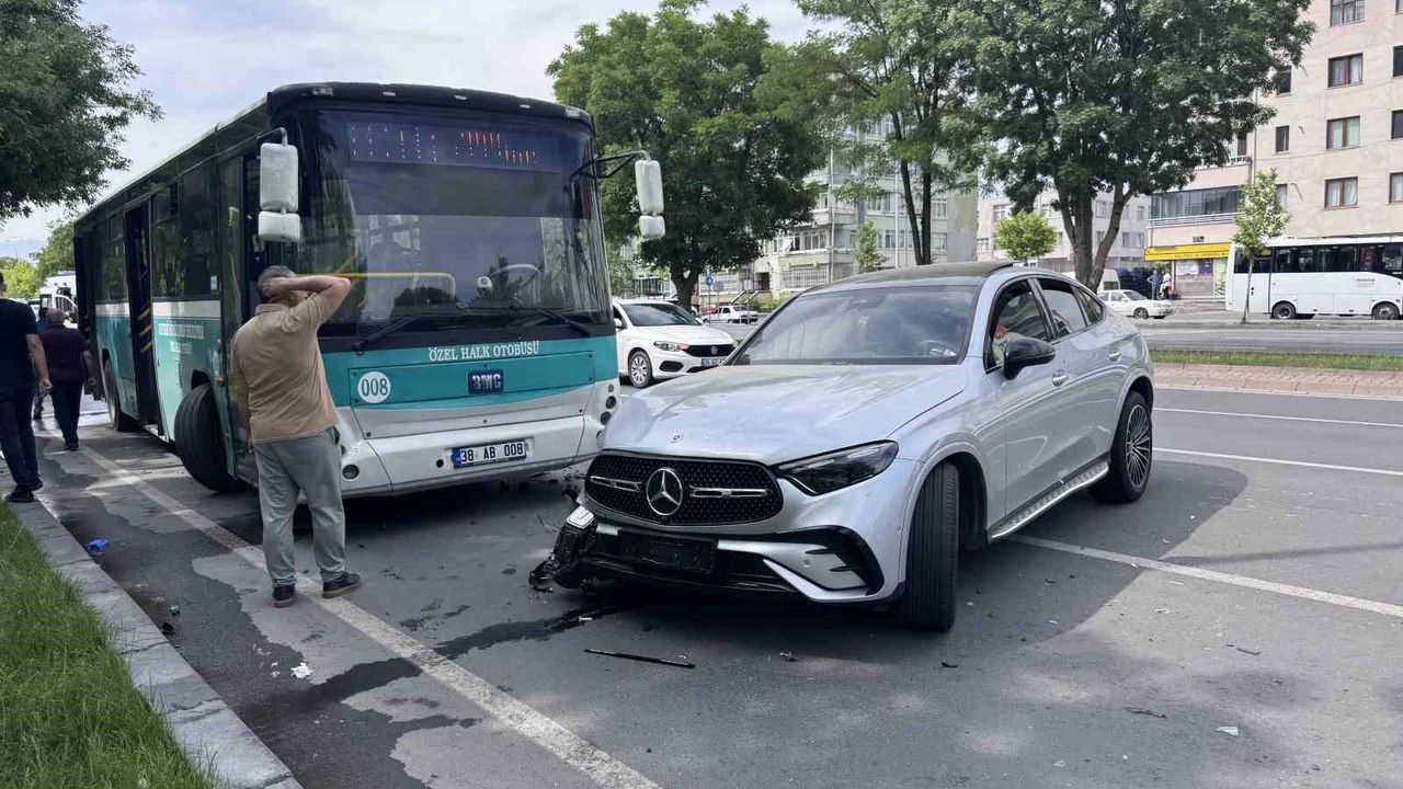Otomobil halk otobüsü ile çarpıştı: 1 yaralı
