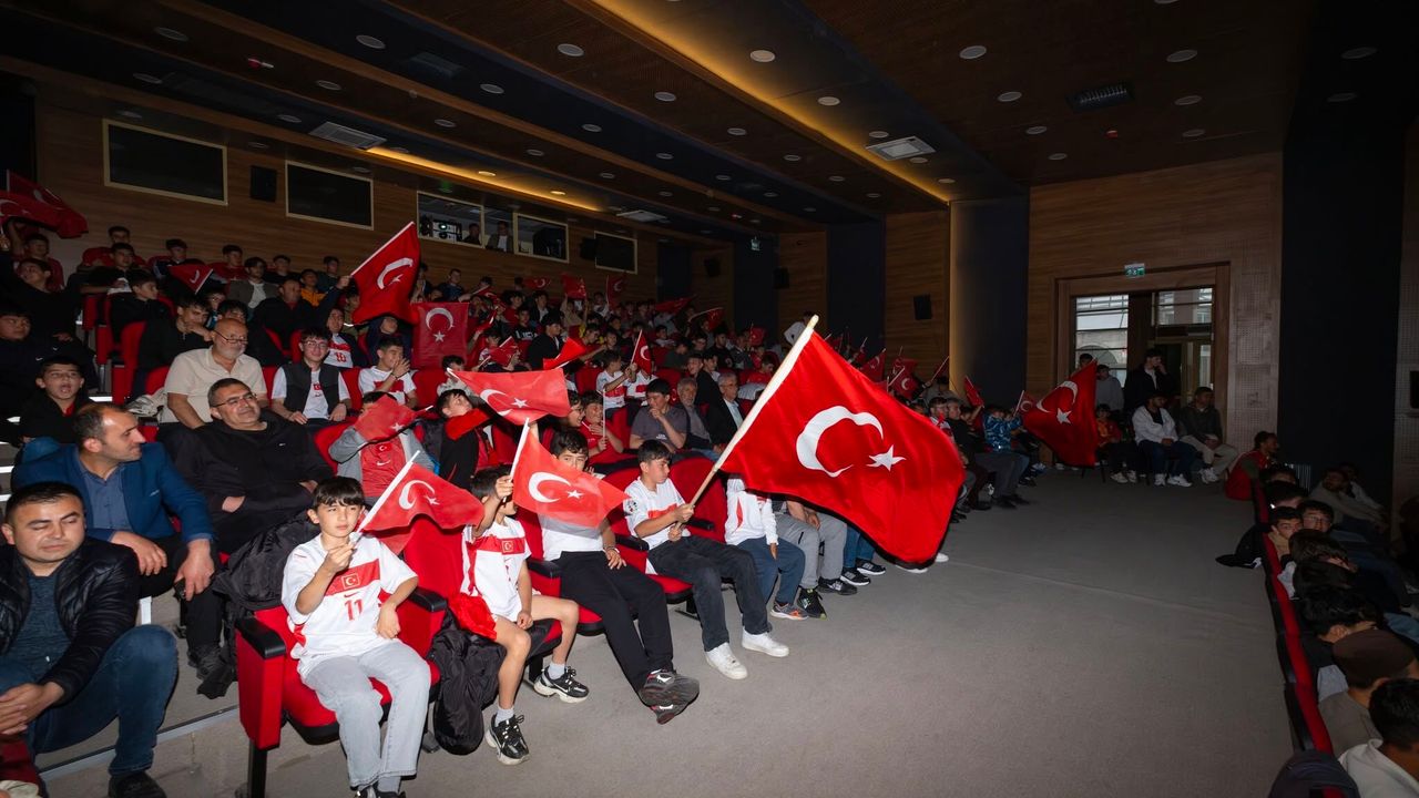 Akdağmadeni’nde vatandaşlar milli maç için bir araya geldi