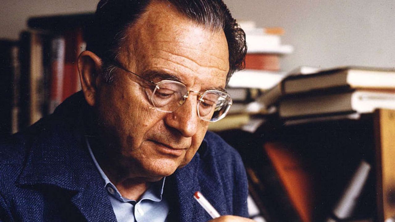 Erich Fromm kimdir? Erich Fromm nereli, hayatı, felsefesi ve psikolojiye katkıları nelerdir?