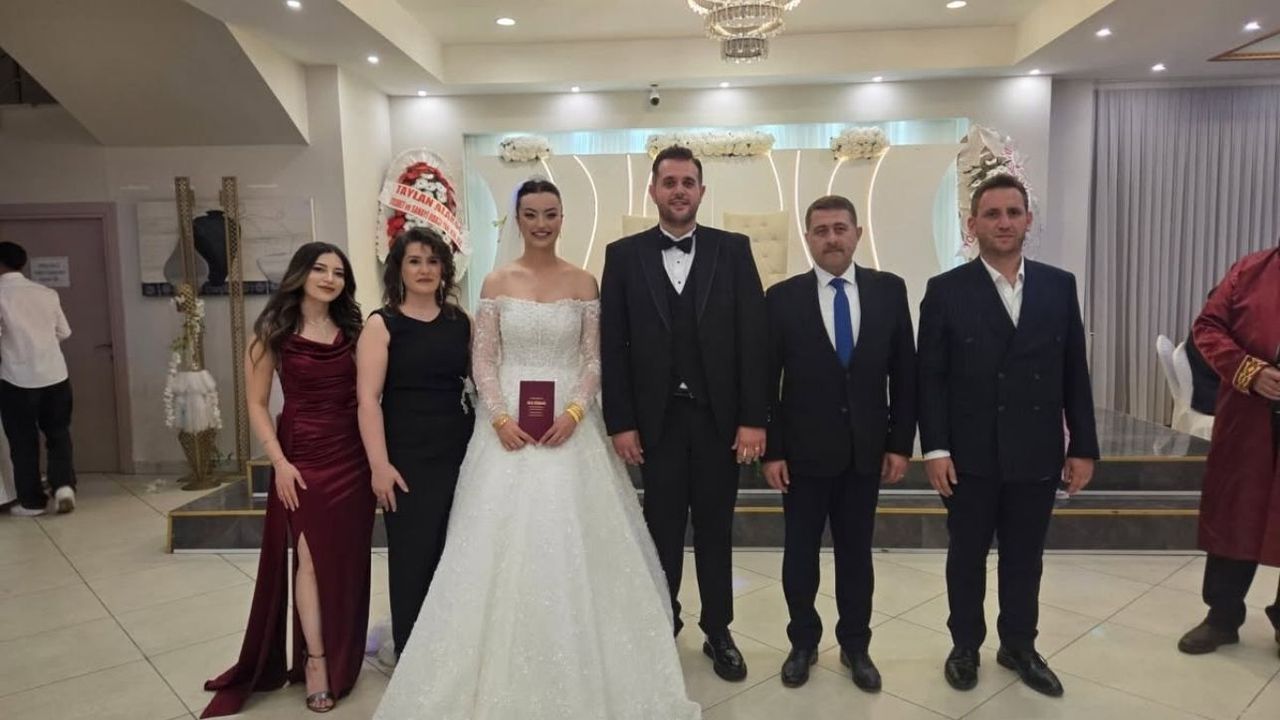 İbrahim Ethem Sedef düğünde genç çiftin mutluluğunu paylaştı