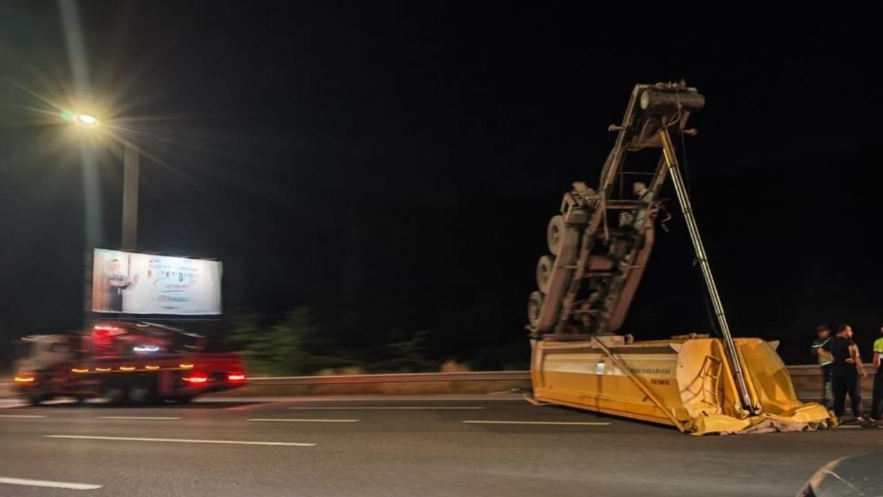 Kamyonun çarptığı tabela yola devrildi: Trafik kilitlendi