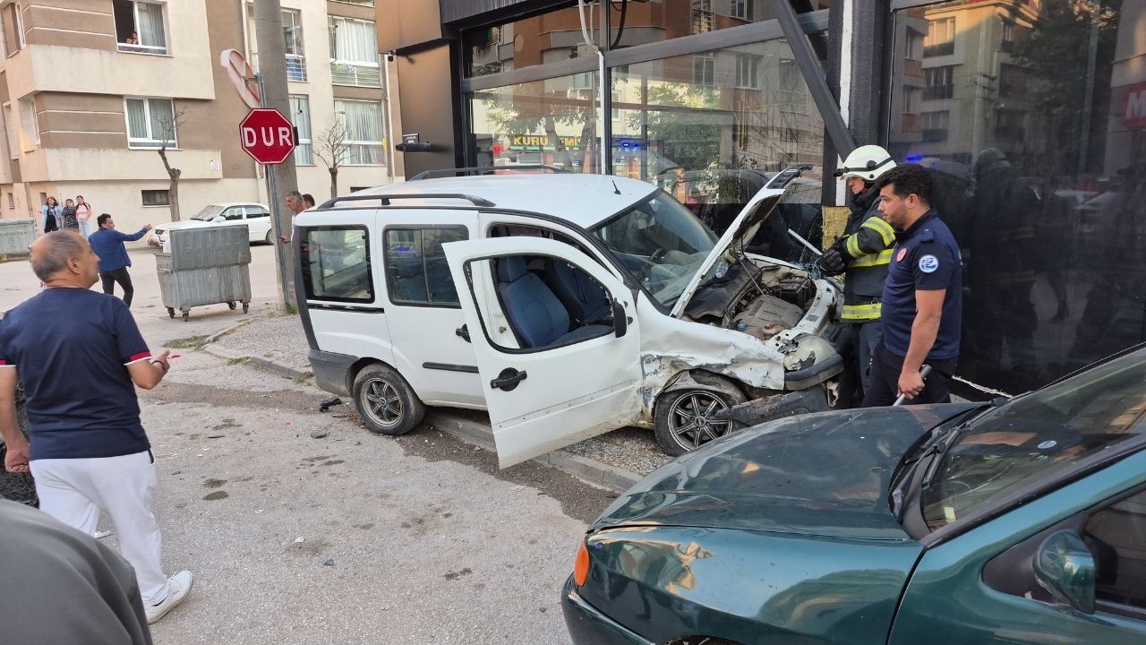 Kavşakta iki araç çarpıştı: 2 kişi yaralandı