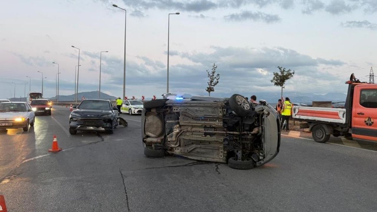 Otomobil 4 araca çarptı: 4 kişi yaralandı