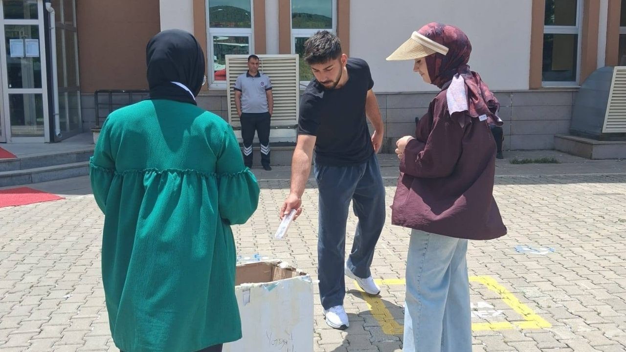Yozgat'ta YKS sonrası toplanan kalemler köy okullarına kazandırıldı