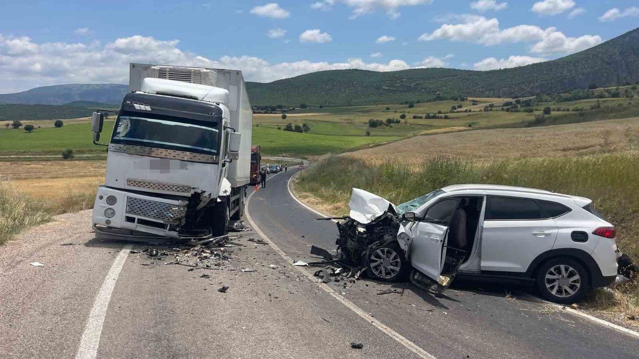 Otomobil ile kamyon çarpıştı: 4 yaralı