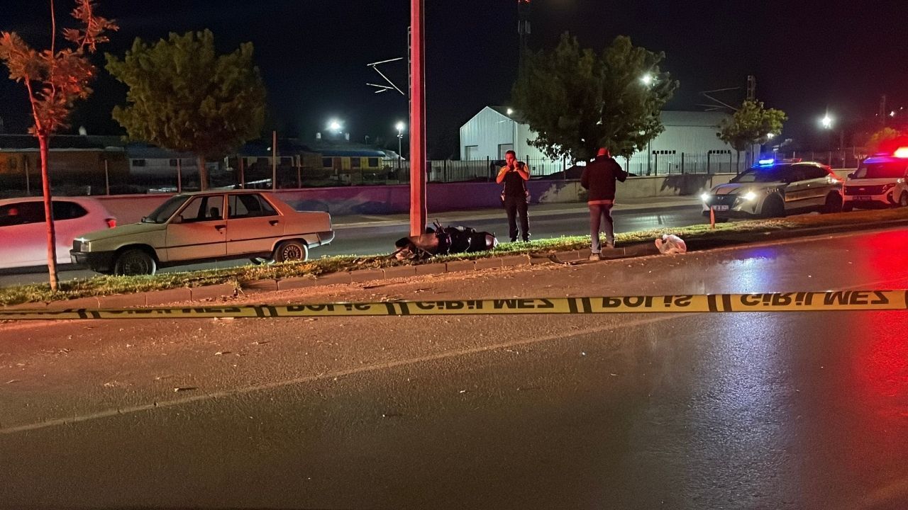 Virajı alamadı! Yola savrulan 2 kişiye otomobiller çarptı