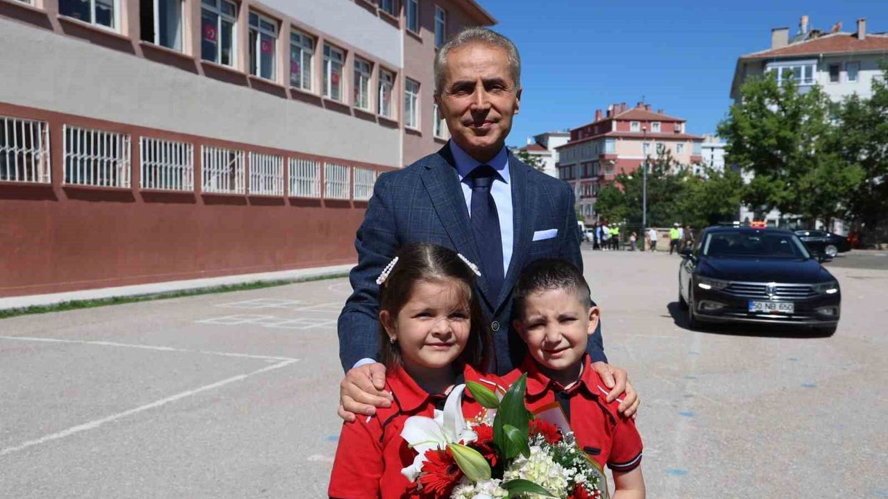 'Vali olmak istiyorum' diyen minik öğrenci karne törenine damga vurdu