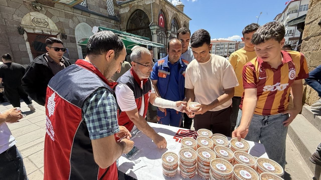 Yozgat’ta Çapanoğlu Camiinde vatandaşlara aşure ikramı