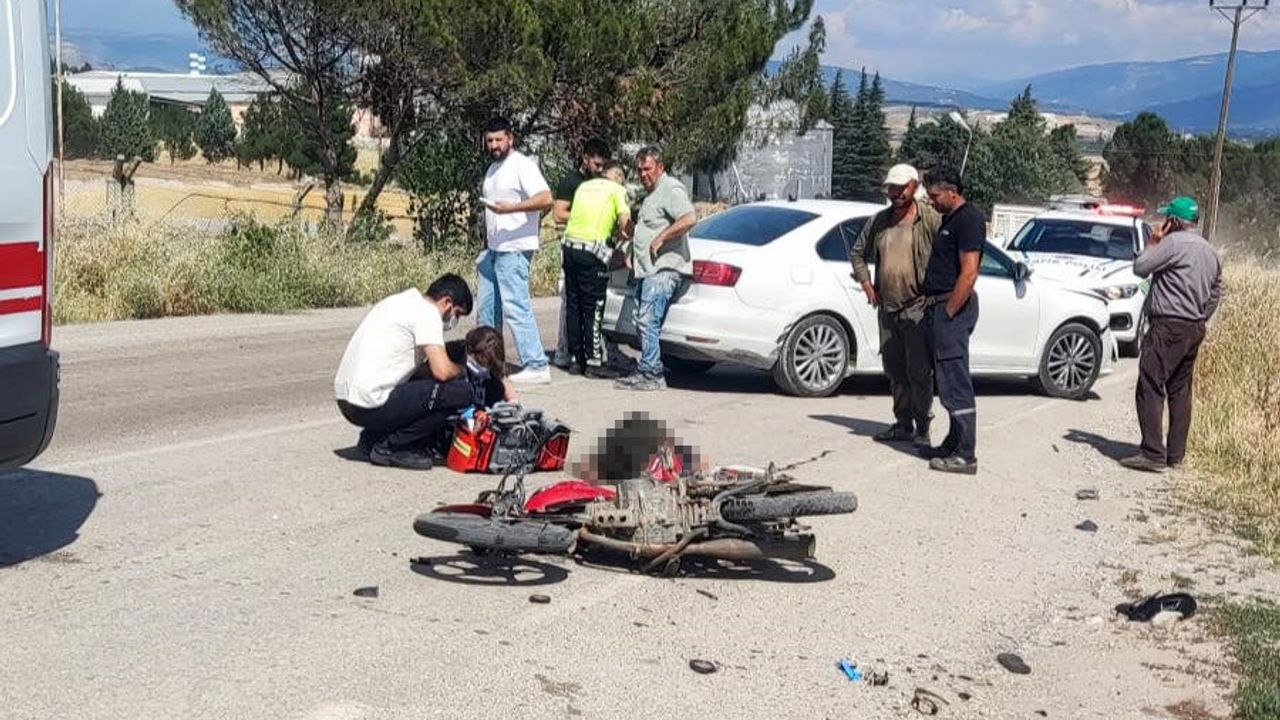 Otomobille çarpışan motosikletin sürücüsü yaşamını yitirdi