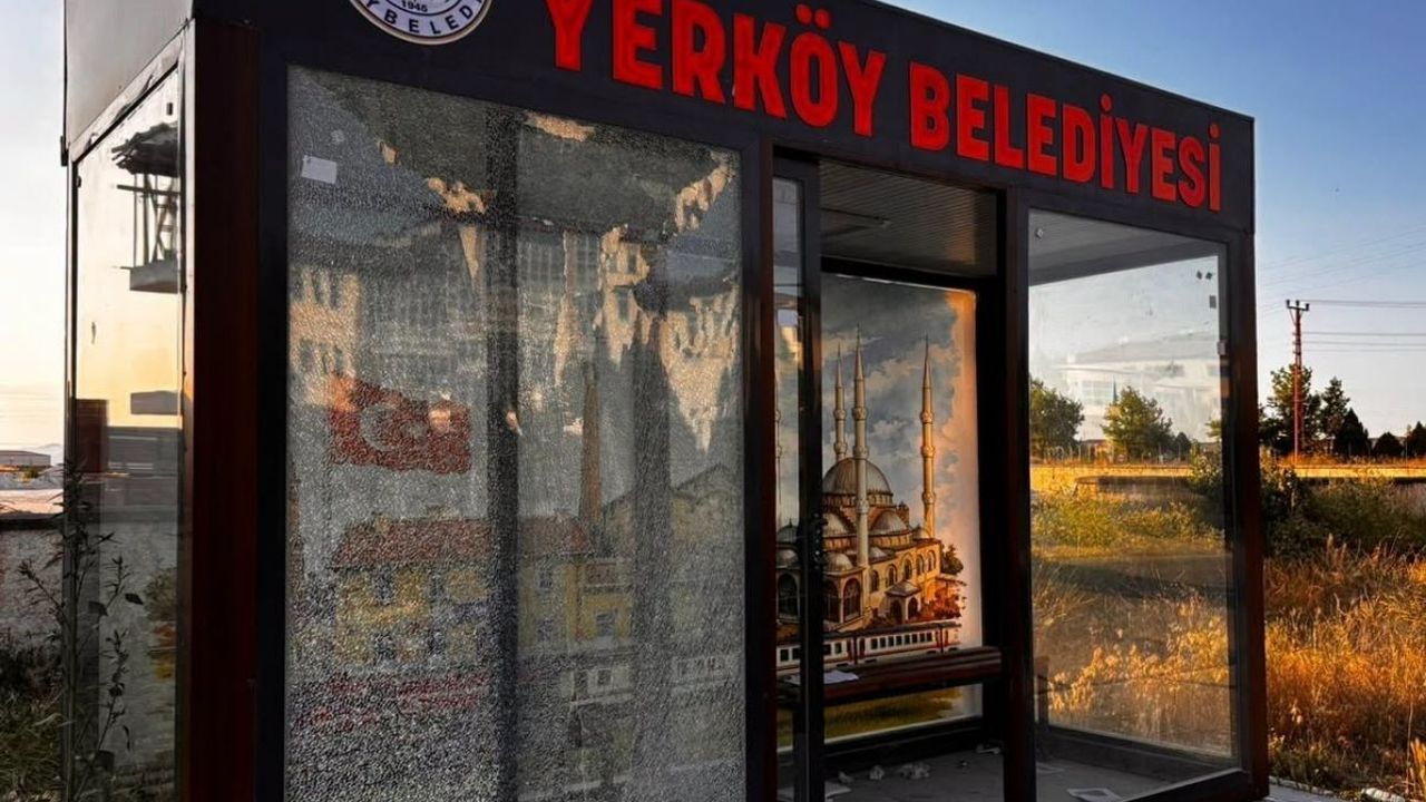 Yerköy’de otobüs durağının camı kırıldı