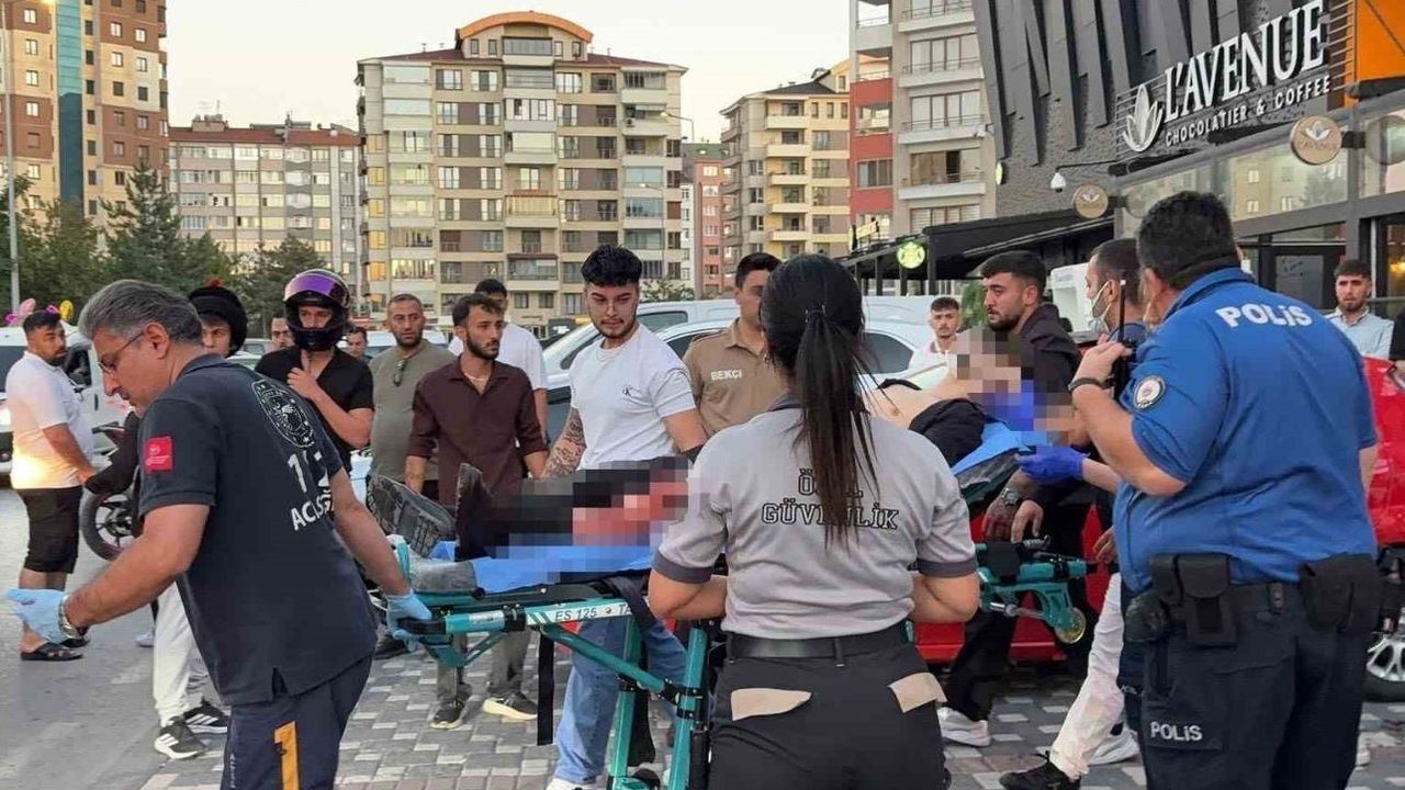 AVM önünde kanlı kavga: 1 yaralı