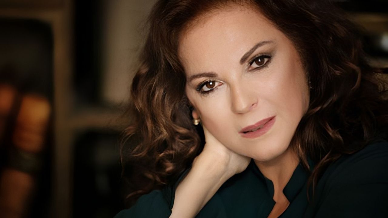 Derya Alabora kimdir? Kiminle evli? Kaç yaşında? Nereli? Çocuğu kim? Rol aldığı dizi ve filmler neler?