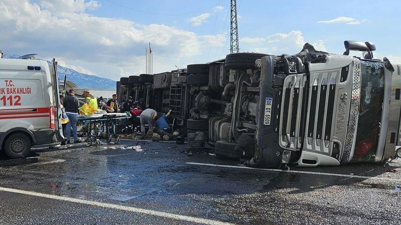 Feci trafik kazası: Tır motosikletin üzerine devrildi, 2 ölü, 3 yaralı