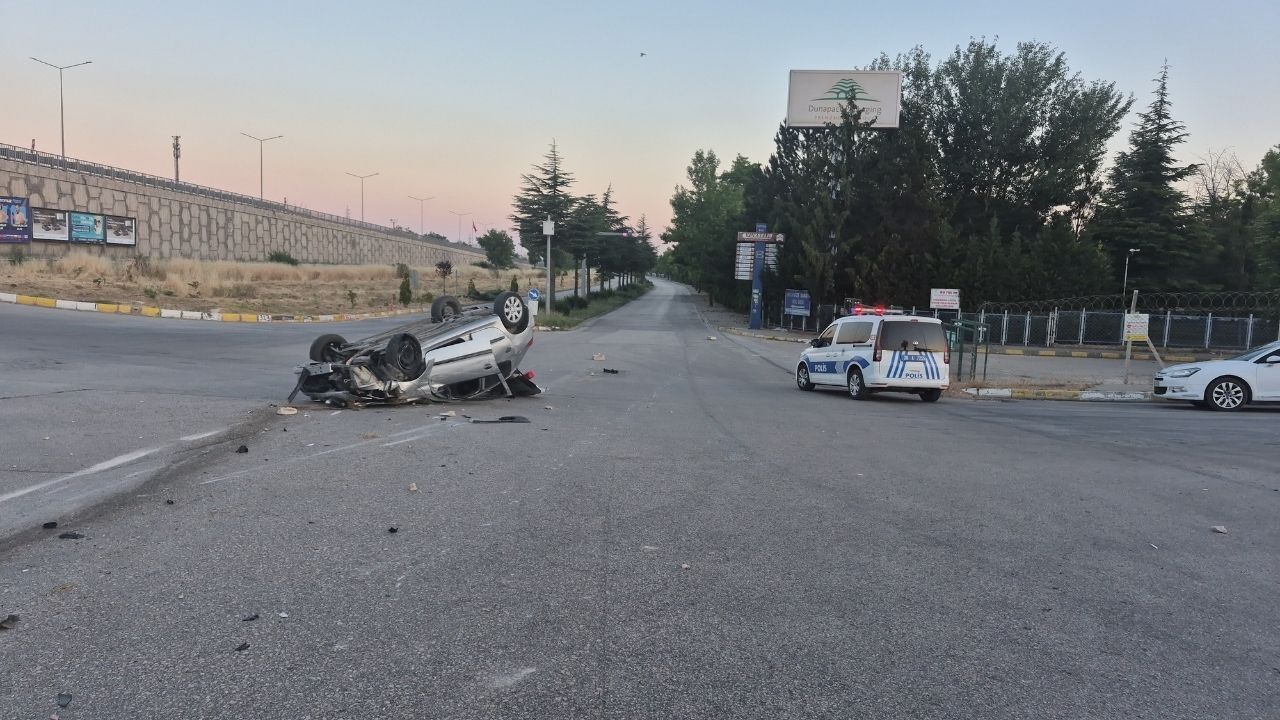 Kontrolden çıkan otomobil refüje çarpıp takla attı!