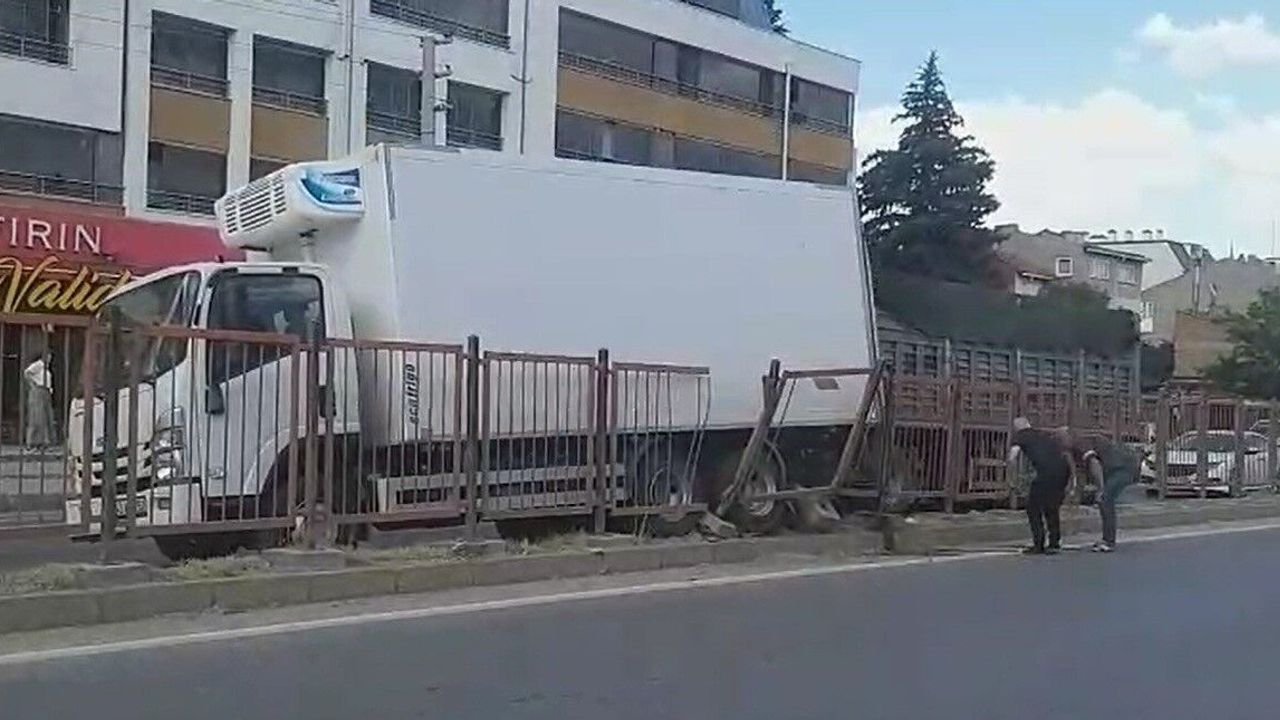 Markete giren sürücü el frenini çekmedi, faciadan dönüldü