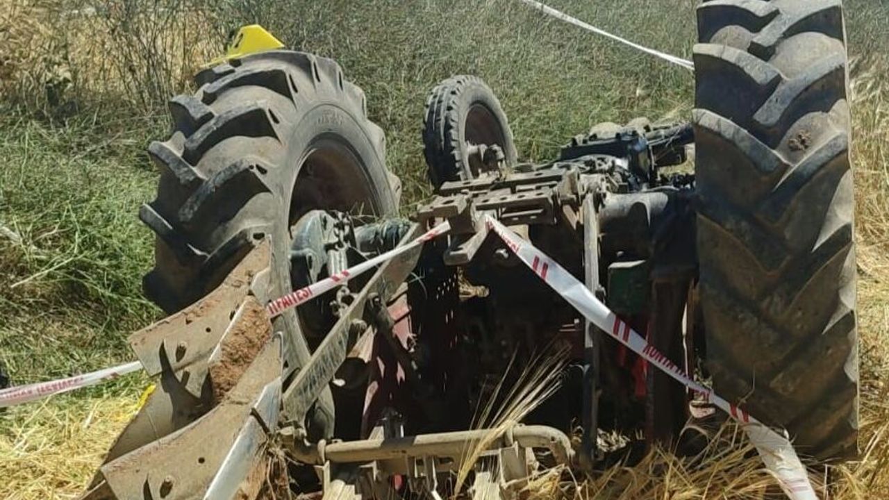 Devrilen traktörün sürücüsü öldü