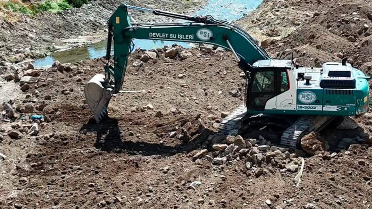 Yozgat’ta kanal temizliği ve yürüyüş yolu düzenleme çalışmaları aralıksız sürüyor