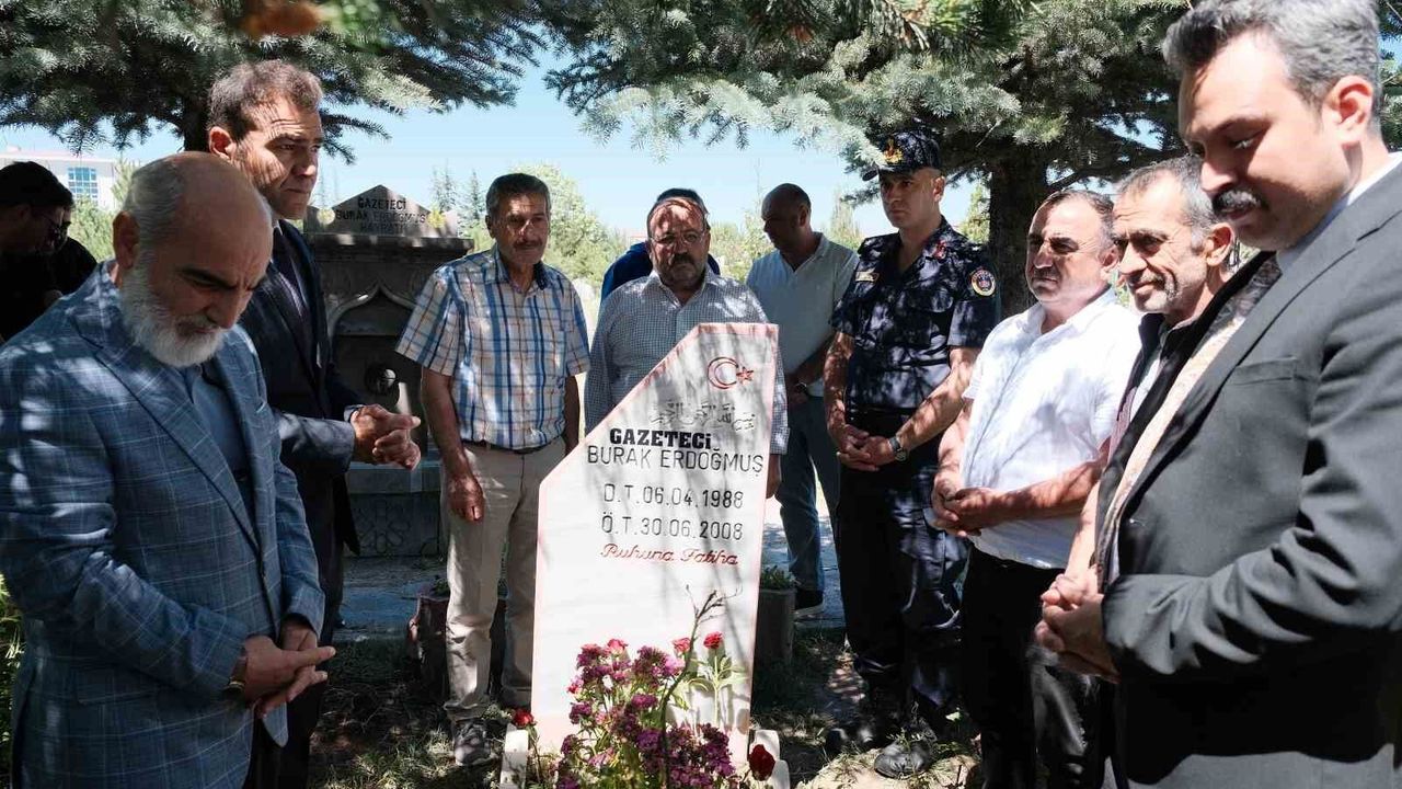 Trafik kazasında hayatını kaybeden genç gazeteci mezarı başında anıldı