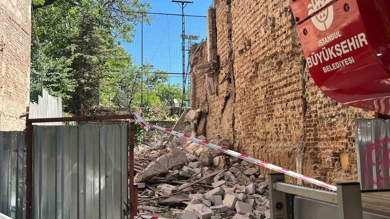 Yıkım sırasında 2 işçi göçük altında kaldı