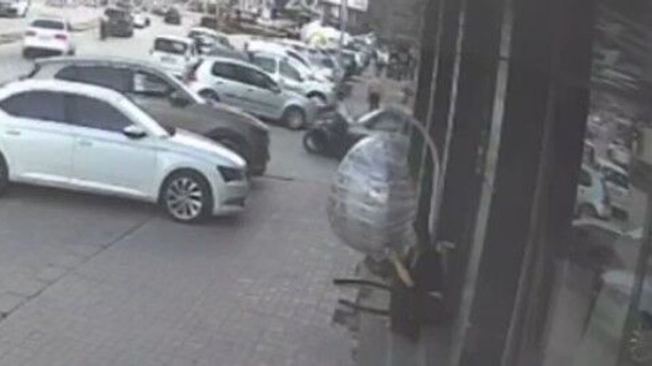 Bisikletli çocuk otomobile çarptı!