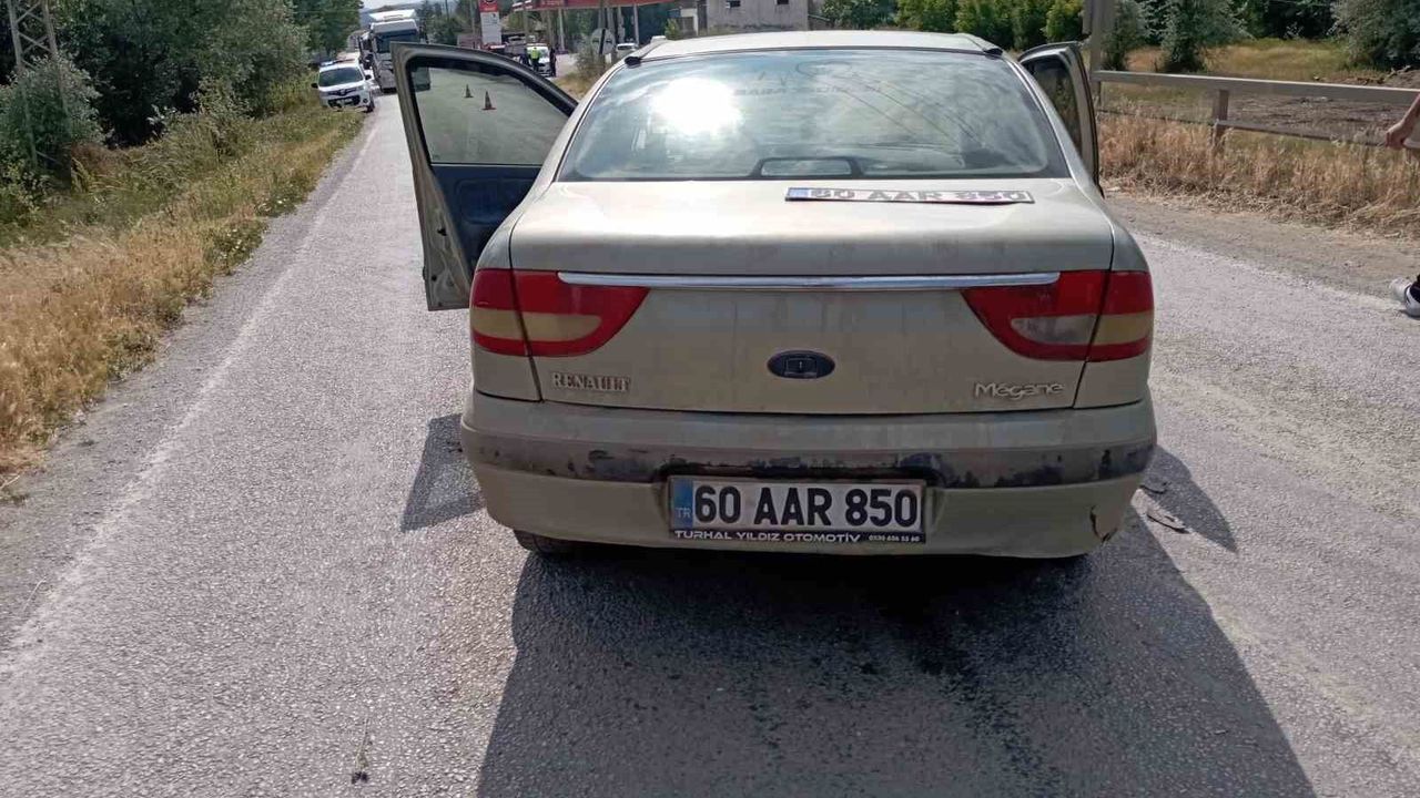 İki otomobil kafa kafaya çarpıştı: 2 yaralı