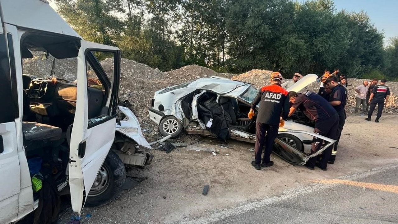 Otomobil ile minibüs çarpıştı! 1 ölü, 3 yaralı