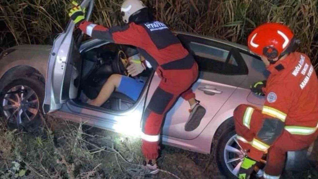 Kontrolden çıkan otomobil kanala savruldu