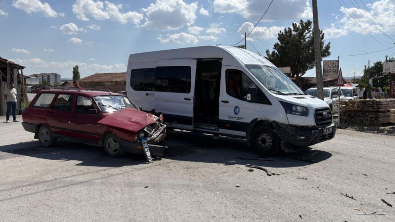 Minibüs ve otomobilin çarpıştığı kazada 2 yaralı