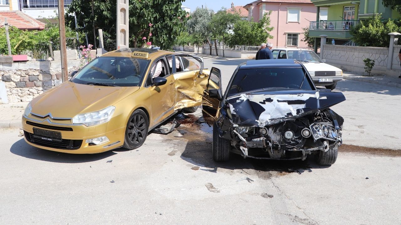 Otomobil ile taksi çarpıştı! 3 kişi yaralandı
