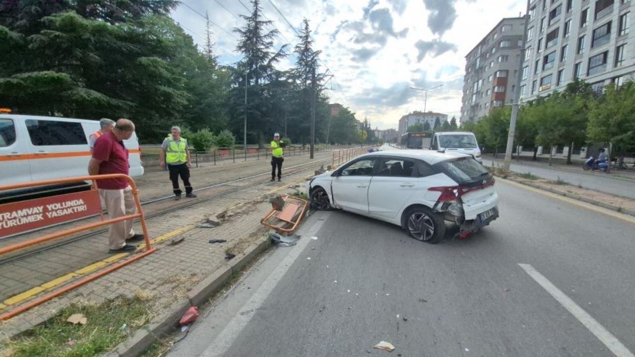 Anne ile 4 yaşındaki kızına otomobil çarptı