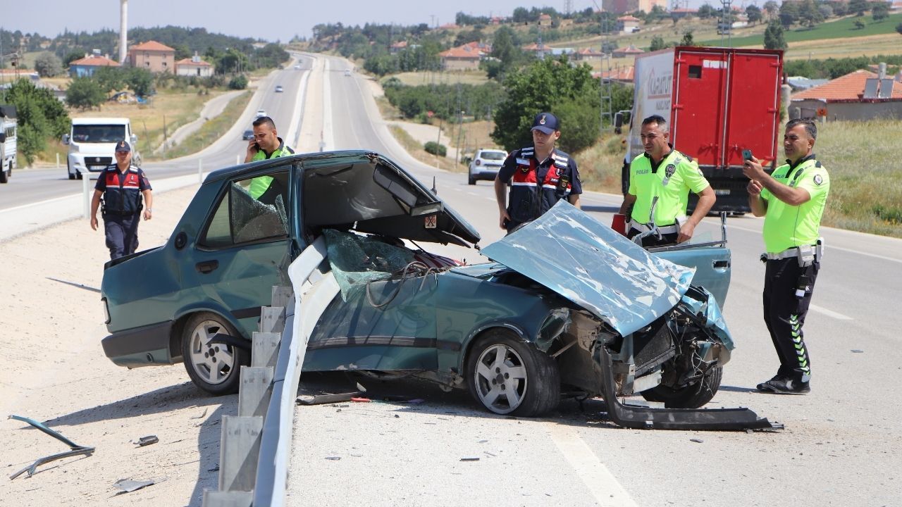 Korkunç kaza! Bariyerlere ok gibi saplandı