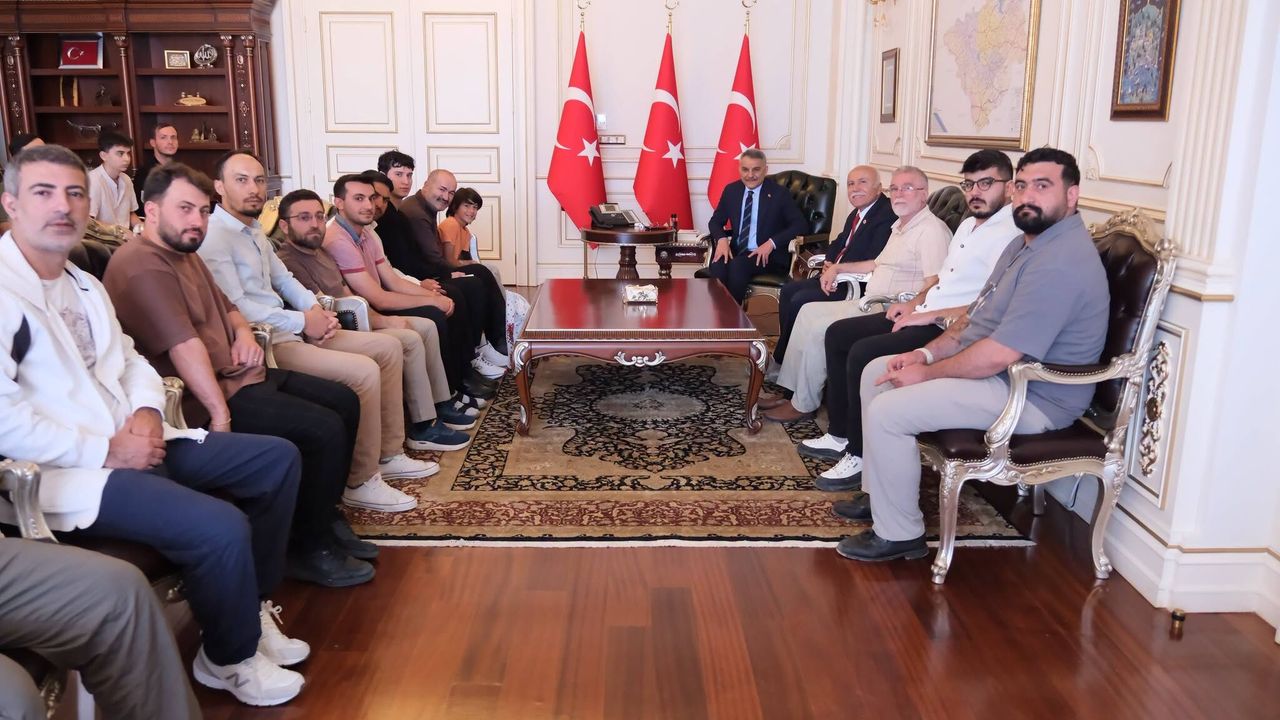 Gençler Yozgat Valisi Özkan'ı ziyaret etti