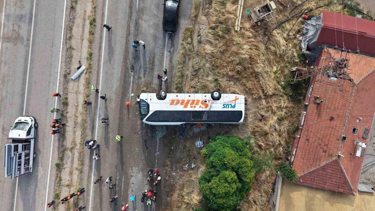 Yolcu otobüsü devrildi: 1 ölü, 2'si ağır 40 yaralı