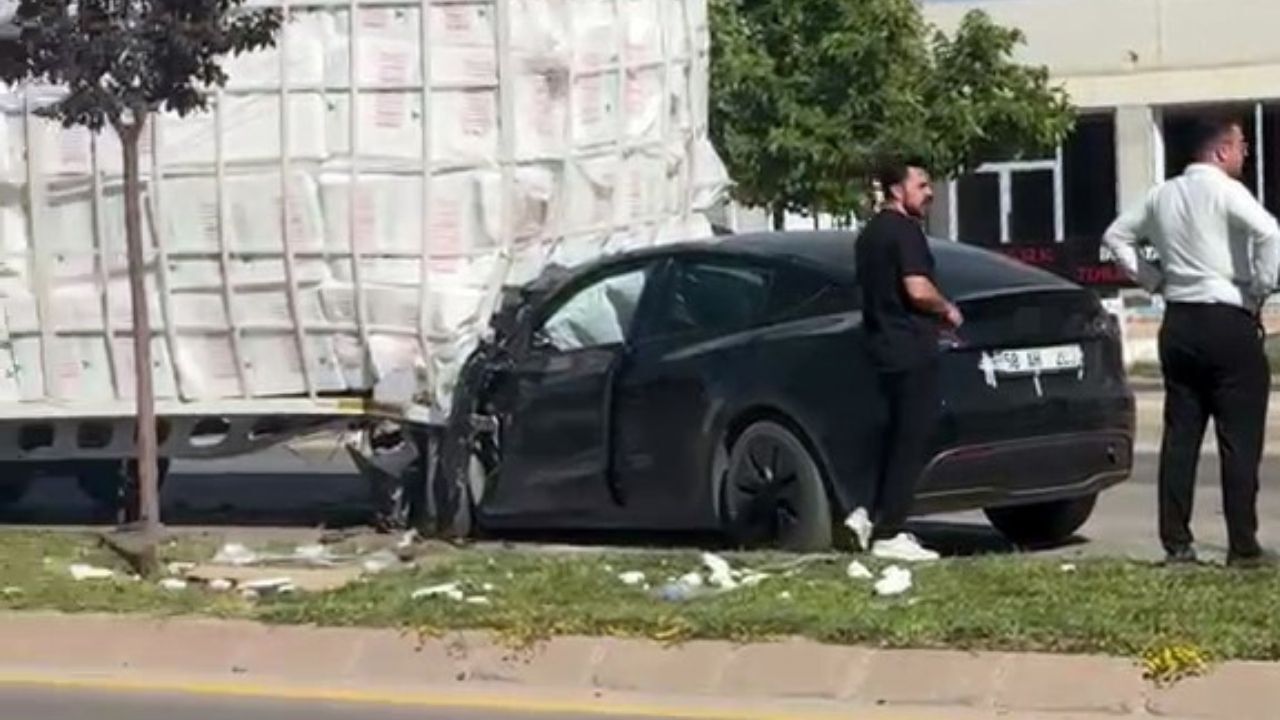 Seyir halindeki tırdan ayrılan dorse Tesla'yı hurdaya çevirdi