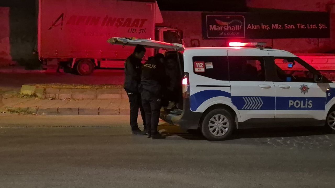 İzinli olarak cezaevinden çıkan şahıs annesini bıçakla kovaladı