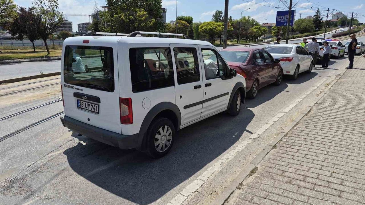 3 aracın karıştığı zincirleme trafik kazası ucuz atlatıldı