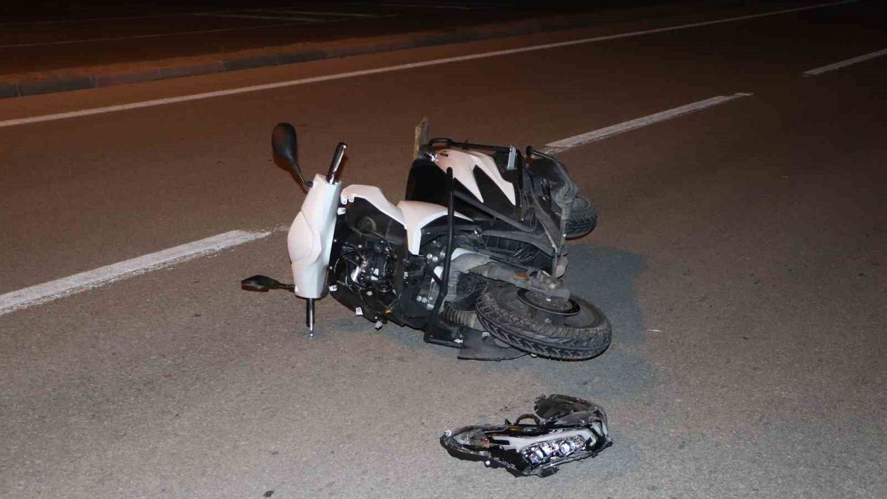 Otomobille çarpışan motosikletteki 2 kişi yaralandı