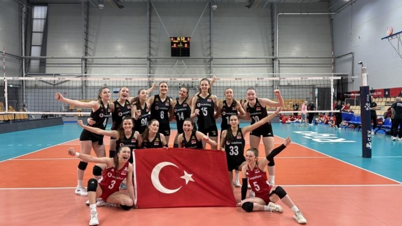 18 yaş altı Milli Kadın Voleybol Takımı'ndan büyük başarı