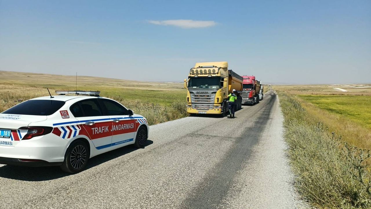 Yozgat’ta jandarmadan yük taşıyan araçlara denetim