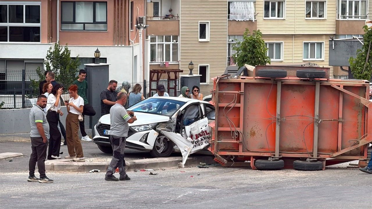 Silindir yüklü römork sürücü adayı aracını ezdi! 2 yaralı