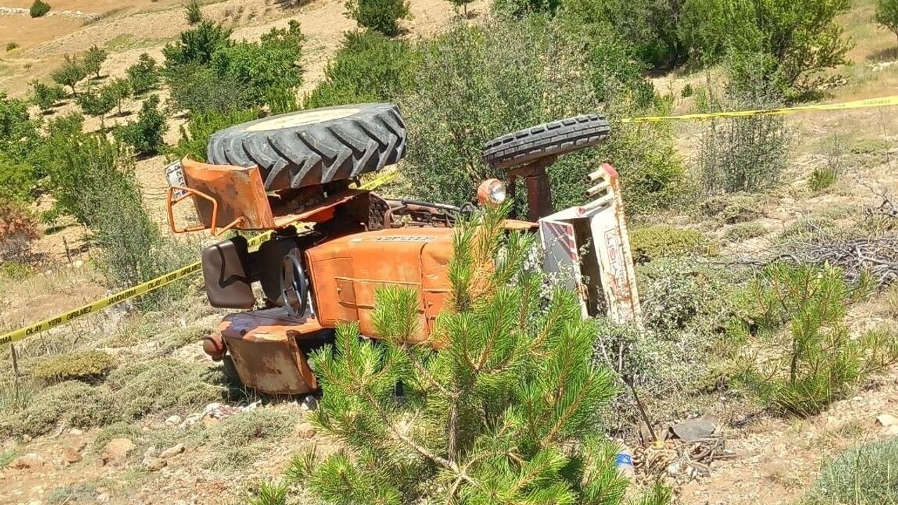 Devrilen traktör can aldı!