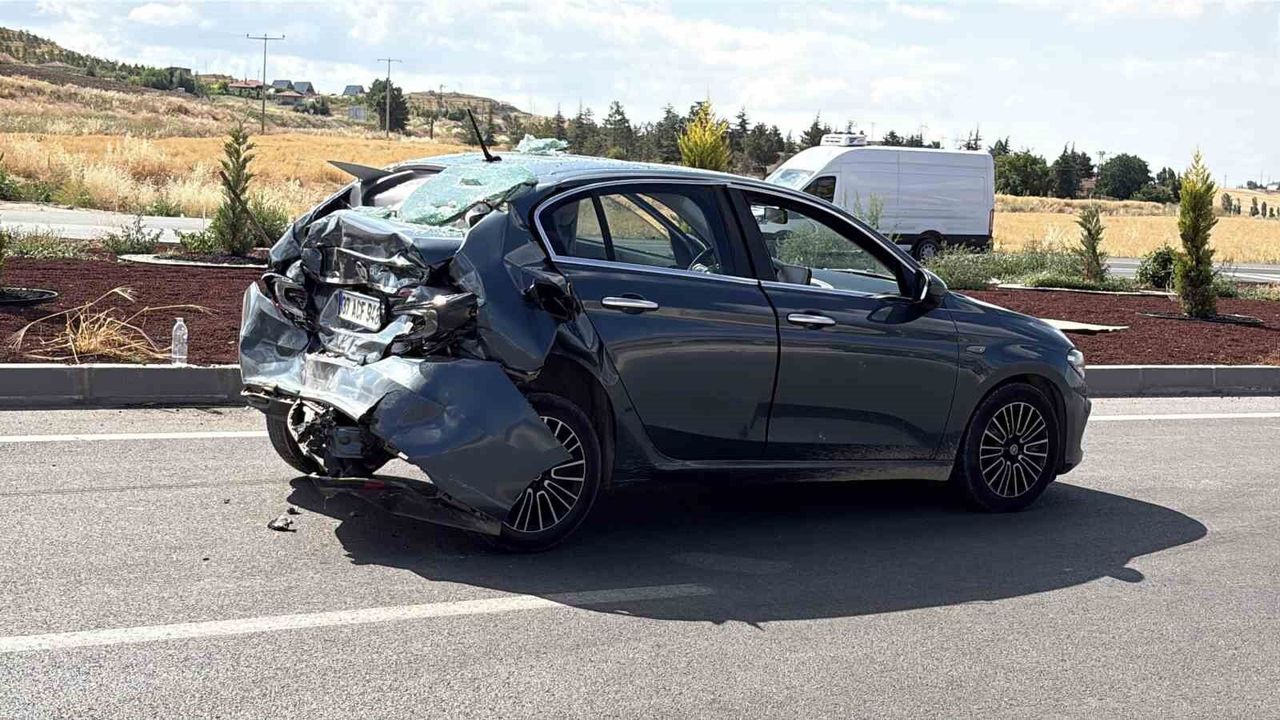 Tır ile çarpışan otomobil kullanılmaz hale geldi