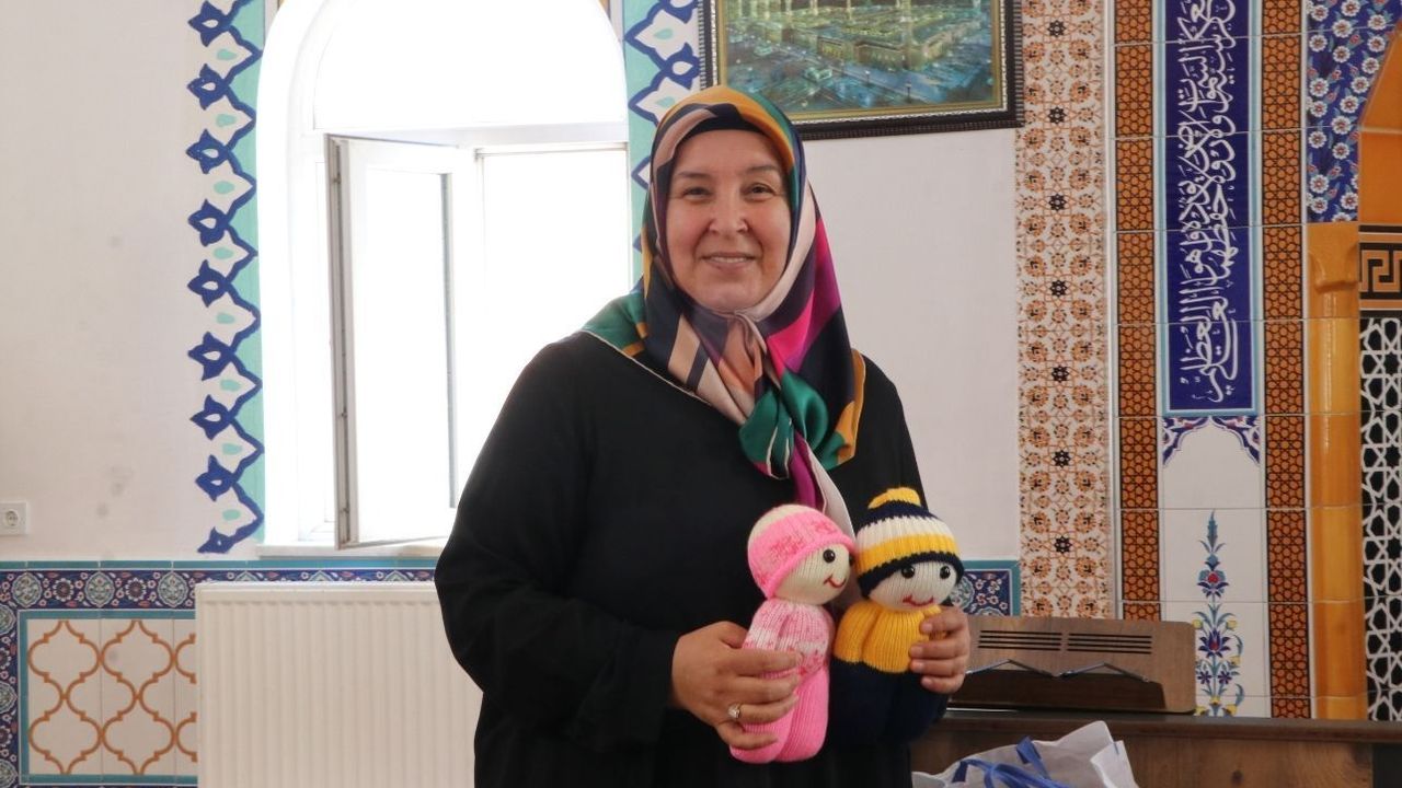 Yozgat'ta ördüğü bebekleri hediye etti