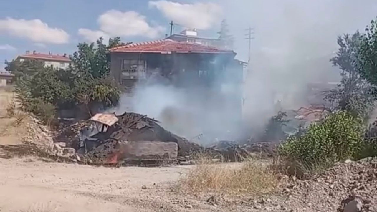 Ot temizliği için yakılan ateş eve sıçradı