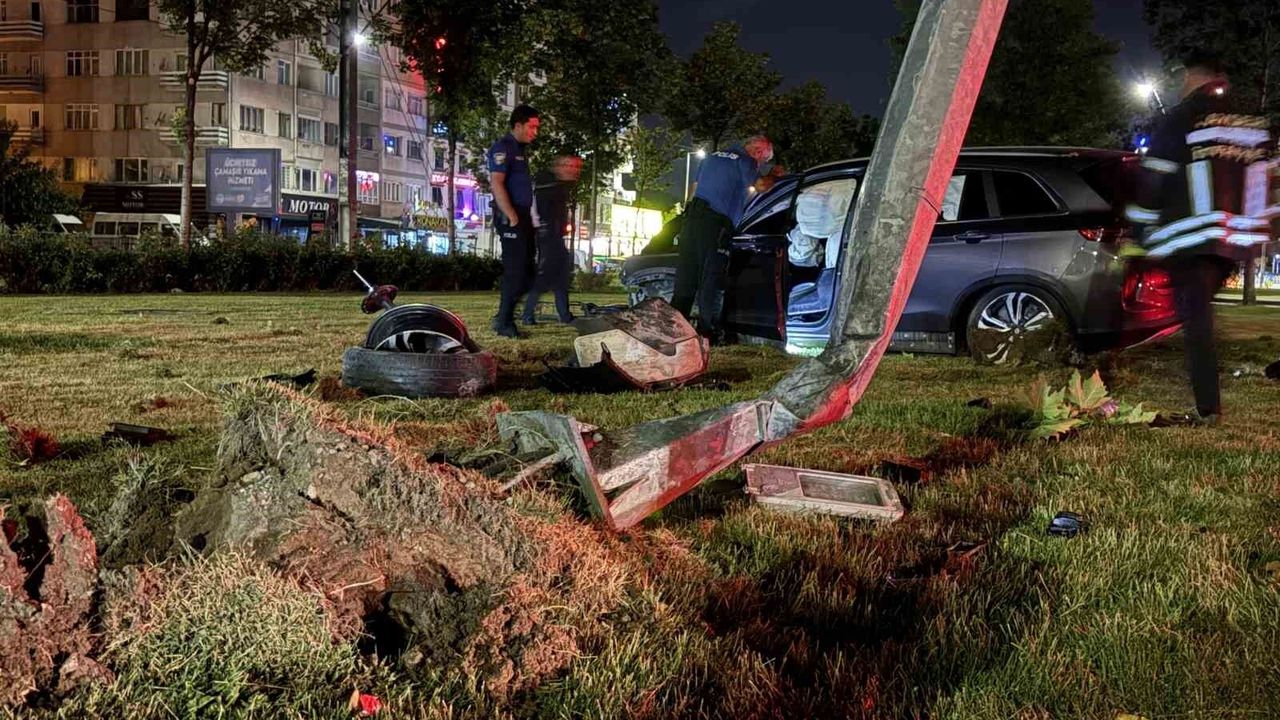 Virajı alamayan SUV araç aydınlatma direğini yerinden söktü: 1 yaralı