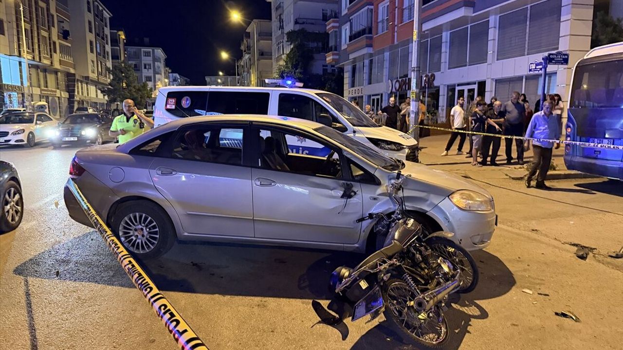Otomobille çarpışan motosiklet sürücüsü yaralandı: Ambulansla hastaneye kaldırıldı