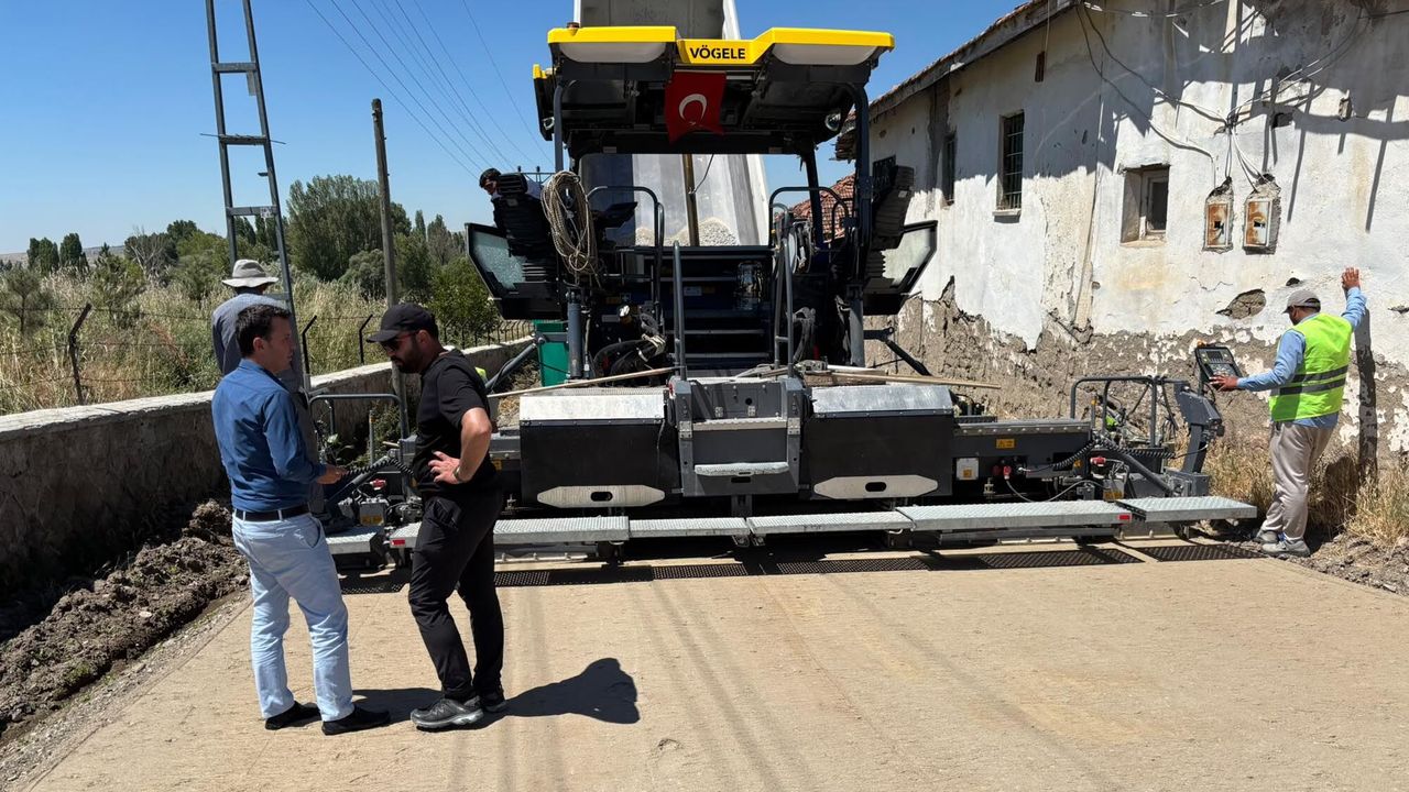 Sorgun'da köy yollarında bakım ve asfalt çalışmaları sürüyor