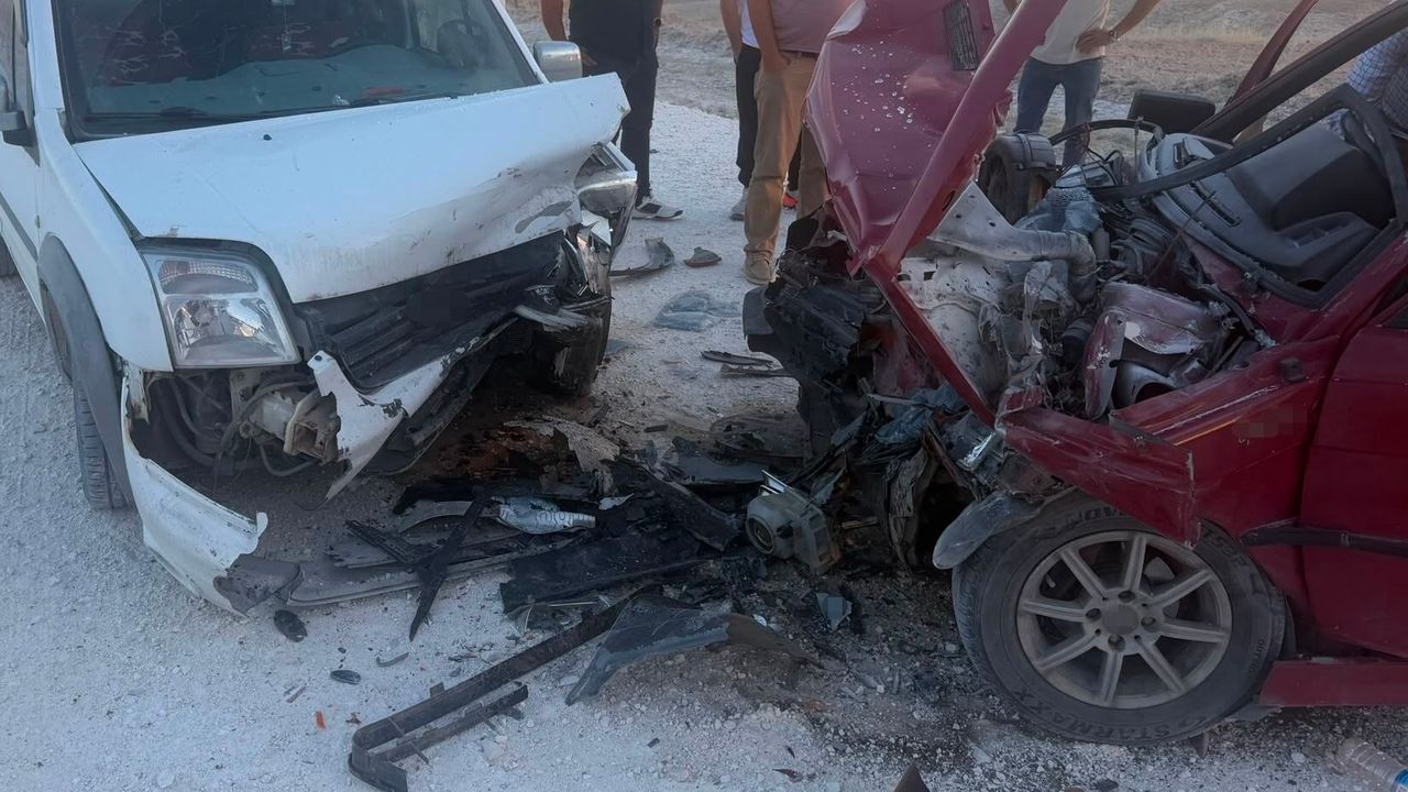 İki araç kafa kafaya çarpıştı: 1’i ağır 3 yaralı