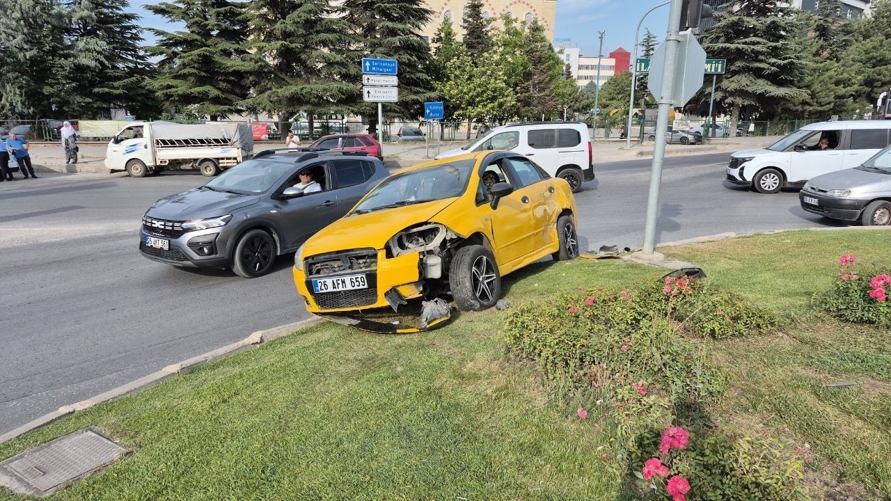 Kavşakta çarpışan otomobil refüje çıktı